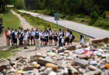 Viaggio alla Fine del Mondo, alla Cruz de Hierro i ragazzi di Juppiter lasciano i propri pesi