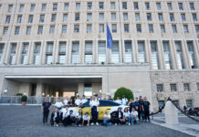 il gruppo in partenza di fronte alla farnesina