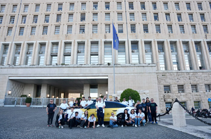 il gruppo in partenza di fronte alla farnesina