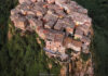 Calcata il borgo suggestivo della Tuscia naturalmente fortificato sulla Via Francigena