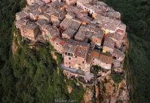 Calcata il borgo suggestivo della Tuscia naturalmente fortificato sulla Via Francigena