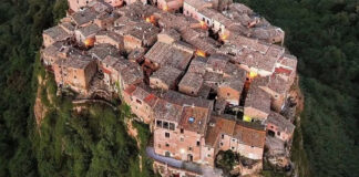 Calcata il borgo suggestivo della Tuscia naturalmente fortificato sulla Via Francigena