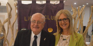 Passaggio della Campana al Lions Club Tarquinia: Angelo Projetti è il nuovo presidente Il nuovo presidente Angelo Projetti e la presidente uscente Roberta Ranucci