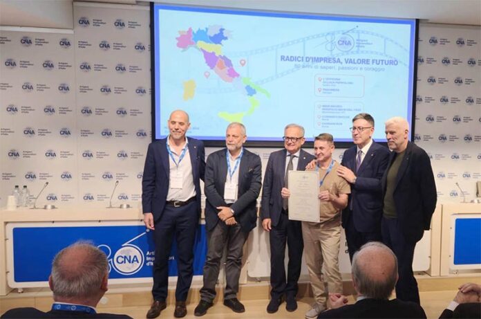 La premiazione di Mauro Mari nella sede della Cna nazionale La premiazione di Mauro Mari nella sede della Cna nazionale