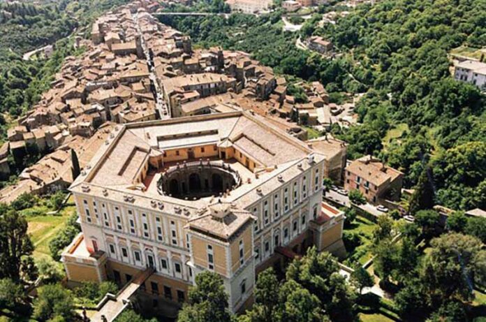 Panoramica Caprarola.jpg sotto il cielo dei Farnese