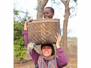 Sandra con bimbo in Tanzania