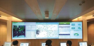Poste Italiane, dalla securety room di Roma controllo anticrimine in tempo reale di tutti gli uffici del Viterbese Poste Italiane è da sempre impegnata, anche in provincia di Viterbo, sul fronte della tutela dei clienti, del personale e del patrimonio aziendale. Il Gruppo guidato dall’amministratore delegato Matteo Del Fante ha infatti creato il Business Control Center, una cabina di controllo cui sono affidati quattro compiti fondamentali: monitorare in tempo reale, 7 giorni su 7 e 24 ore su 24, i servizi erogati da Poste Italiane; sorvegliare sulla sicurezza dei clienti all’interno degli uffici postali e dei dipendenti in tutte le sedi di lavoro; contrastare le frodi e il crimine informatico; sperimentare i nuovi servizi offerti dall’azienda. Una delle Security room di Poste Italiane, vero e proprio fiore all’occhiello dell’organizzazione, è collocata a Roma e ha competenza anche su Viterbo e provincia: si tratta di una sala operativa che provvede al controllo costante di tutte le sedi del Gruppo nella Tuscia grazie ad un complesso sistema di tele e videosorveglianza che monitora le sedi e rileva criticità o tentativi di furto o rapina, permettendo di attivare, quando necessario, le forze dell’ordine. La Security room di Roma è dunque operativa tutti i giorni anche nelle ore notturne e fornisce un tempestivo riscontro alle segnalazioni di allarme che provengono, oltre che dalla provincia di Viterbo, anche dalla Capitale e dalle restanti province laziali, oltre che dall’Abruzzo e dal Molise. “La Security Room di Roma – spiega Guido Di Donato, Responsabile Sicurezza Fisica di Tutela Aziendale Area Centro - svolge una funzione strategica per la sicurezza fisica delle sedi di Poste Italiane presenti nella provincia di Viterbo, assicurando l’analisi e il monitoraggio continuo degli eventi di sicurezza e il supporto operativo necessario alle loro gestioni e alla loro prevenzione. La struttura opera 24 ore al giorno per 365 giorni all’anno, secondo un processo basato sulla rilevazione, analisi e valutazione dei rischi, anche potenziali, e l’adozione di misure di mitigazione e protezione proporzionate all’entità delle minacce rilevate.” Grazie ai sofisticati sistemi di monitoraggio di Poste Italiane, che in tutto il territorio della provincia controllano complessivamente 80 siti aziendali con l’ausilio di 85 impianti antintrusione e di 80 impianti di videosorveglianza (per un totale di 500 telecamere per la sicurezza) e al tempestivo intervento della Security Room di Roma, non sono andati a buon fine numerosi furti ai danni di ATM Postamat e rapine agli uffici postali viterbesi. “Il modello organizzativo – precisa Di Donato - è strutturato e orientato al miglioramento continuo, mediante il costante aggiornamento delle procedure, la formazione degli operatori, l’innovazione tecnologica degli impianti e dei sistemi di sicurezza fisica, in relazione all’evoluzione dello scenario di rischio e al mutamento delle modalità di attacco criminale. L’obiettivo è quello di assicurare il più elevato standard di sicurezza aziendale coniugato a una efficace ed efficiente capacità di risposta agli eventi potenzialmente pregiudizievoli per la sicurezza delle sedi, delle persone e del patrimonio aziendale.” Gli ottimi risultati ottenuti anche dal punto di vista della deterrenza oltreché della capacità di individuazione in tempo reale dell’evento criminoso e del pronto intervento, sono stati raggiunti anche grazie agli investimenti dell’azienda in materia di protezione e sicurezza che hanno consentito, ad esempio, di installare diversi sistemi antieffrazione a protezione degli ATM Postamat trai quali la “ghigliottina”, una struttura mobile e blindata che impedisce l’introduzione di esplosivi all’interno vanificando eventuali attacchi. Negli uffici postali della provincia di Viterbo, oltre alla progressiva installazione di casseforti di ultima generazione, anche la sportelleria è stata dotata di sistemi di sicurezza all’avanguardia: sono infatti circa 146 i “rollercash” attivi a cui si aggiungono 15 dispositivi evoluti “TCR”, ovvero particolari casseforti temporizzate collegate ai singoli sportelli che mettono in sicurezza il contante al termine di ogni operazione. Poste Italiane - Media Relations www.posteitaliane.it