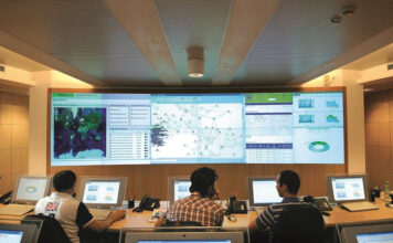Poste Italiane, dalla securety room di Roma controllo anticrimine in tempo reale di tutti gli uffici del Viterbese Poste Italiane è da sempre impegnata, anche in provincia di Viterbo, sul fronte della tutela dei clienti, del personale e del patrimonio aziendale. Il Gruppo guidato dall’amministratore delegato Matteo Del Fante ha infatti creato il Business Control Center, una cabina di controllo cui sono affidati quattro compiti fondamentali: monitorare in tempo reale, 7 giorni su 7 e 24 ore su 24, i servizi erogati da Poste Italiane; sorvegliare sulla sicurezza dei clienti all’interno degli uffici postali e dei dipendenti in tutte le sedi di lavoro; contrastare le frodi e il crimine informatico; sperimentare i nuovi servizi offerti dall’azienda. Una delle Security room di Poste Italiane, vero e proprio fiore all’occhiello dell’organizzazione, è collocata a Roma e ha competenza anche su Viterbo e provincia: si tratta di una sala operativa che provvede al controllo costante di tutte le sedi del Gruppo nella Tuscia grazie ad un complesso sistema di tele e videosorveglianza che monitora le sedi e rileva criticità o tentativi di furto o rapina, permettendo di attivare, quando necessario, le forze dell’ordine. La Security room di Roma è dunque operativa tutti i giorni anche nelle ore notturne e fornisce un tempestivo riscontro alle segnalazioni di allarme che provengono, oltre che dalla provincia di Viterbo, anche dalla Capitale e dalle restanti province laziali, oltre che dall’Abruzzo e dal Molise. “La Security Room di Roma – spiega Guido Di Donato, Responsabile Sicurezza Fisica di Tutela Aziendale Area Centro - svolge una funzione strategica per la sicurezza fisica delle sedi di Poste Italiane presenti nella provincia di Viterbo, assicurando l’analisi e il monitoraggio continuo degli eventi di sicurezza e il supporto operativo necessario alle loro gestioni e alla loro prevenzione. La struttura opera 24 ore al giorno per 365 giorni all’anno, secondo un processo basato sulla rilevazione, analisi e valutazione dei rischi, anche potenziali, e l’adozione di misure di mitigazione e protezione proporzionate all’entità delle minacce rilevate.” Grazie ai sofisticati sistemi di monitoraggio di Poste Italiane, che in tutto il territorio della provincia controllano complessivamente 80 siti aziendali con l’ausilio di 85 impianti antintrusione e di 80 impianti di videosorveglianza (per un totale di 500 telecamere per la sicurezza) e al tempestivo intervento della Security Room di Roma, non sono andati a buon fine numerosi furti ai danni di ATM Postamat e rapine agli uffici postali viterbesi. “Il modello organizzativo – precisa Di Donato - è strutturato e orientato al miglioramento continuo, mediante il costante aggiornamento delle procedure, la formazione degli operatori, l’innovazione tecnologica degli impianti e dei sistemi di sicurezza fisica, in relazione all’evoluzione dello scenario di rischio e al mutamento delle modalità di attacco criminale. L’obiettivo è quello di assicurare il più elevato standard di sicurezza aziendale coniugato a una efficace ed efficiente capacità di risposta agli eventi potenzialmente pregiudizievoli per la sicurezza delle sedi, delle persone e del patrimonio aziendale.” Gli ottimi risultati ottenuti anche dal punto di vista della deterrenza oltreché della capacità di individuazione in tempo reale dell’evento criminoso e del pronto intervento, sono stati raggiunti anche grazie agli investimenti dell’azienda in materia di protezione e sicurezza che hanno consentito, ad esempio, di installare diversi sistemi antieffrazione a protezione degli ATM Postamat trai quali la “ghigliottina”, una struttura mobile e blindata che impedisce l’introduzione di esplosivi all’interno vanificando eventuali attacchi. Negli uffici postali della provincia di Viterbo, oltre alla progressiva installazione di casseforti di ultima generazione, anche la sportelleria è stata dotata di sistemi di sicurezza all’avanguardia: sono infatti circa 146 i “rollercash” attivi a cui si aggiungono 15 dispositivi evoluti “TCR”, ovvero particolari casseforti temporizzate collegate ai singoli sportelli che mettono in sicurezza il contante al termine di ogni operazione. Poste Italiane - Media Relations www.posteitaliane.it