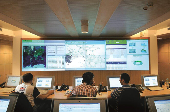 Poste Italiane è da sempre impegnata, anche in provincia di Viterbo, sul fronte della tutela dei clienti, del personale e del patrimonio aziendale. Il Gruppo guidato dall’amministratore delegato Matteo Del Fante ha infatti creato il Business Control Center, una cabina di controllo cui sono affidati quattro compiti fondamentali: monitorare in tempo reale, 7 giorni su 7 e 24 ore su 24, i servizi erogati da Poste Italiane; sorvegliare sulla sicurezza dei clienti all’interno degli uffici postali e dei dipendenti in tutte le sedi di lavoro; contrastare le frodi e il crimine informatico; sperimentare i nuovi servizi offerti dall’azienda. Una delle Security room di Poste Italiane, vero e proprio fiore all’occhiello dell’organizzazione, è collocata a Roma e ha competenza anche su Viterbo e provincia: si tratta di una sala operativa che provvede al controllo costante di tutte le sedi del Gruppo nella Tuscia grazie ad un complesso sistema di tele e videosorveglianza che monitora le sedi e rileva criticità o tentativi di furto o rapina, permettendo di attivare, quando necessario, le forze dell’ordine. La Security room di Roma è dunque operativa tutti i giorni anche nelle ore notturne e fornisce un tempestivo riscontro alle segnalazioni di allarme che provengono, oltre che dalla provincia di Viterbo, anche dalla Capitale e dalle restanti province laziali, oltre che dall’Abruzzo e dal Molise. “La Security Room di Roma – spiega Guido Di Donato, Responsabile Sicurezza Fisica di Tutela Aziendale Area Centro - svolge una funzione strategica per la sicurezza fisica delle sedi di Poste Italiane presenti nella provincia di Viterbo, assicurando l’analisi e il monitoraggio continuo degli eventi di sicurezza e il supporto operativo necessario alle loro gestioni e alla loro prevenzione. La struttura opera 24 ore al giorno per 365 giorni all’anno, secondo un processo basato sulla rilevazione, analisi e valutazione dei rischi, anche potenziali, e l’adozione di misure di mitigazione e protezione proporzionate all’entità delle minacce rilevate.” Grazie ai sofisticati sistemi di monitoraggio di Poste Italiane, che in tutto il territorio della provincia controllano complessivamente 80 siti aziendali con l’ausilio di 85 impianti antintrusione e di 80 impianti di videosorveglianza (per un totale di 500 telecamere per la sicurezza) e al tempestivo intervento della Security Room di Roma, non sono andati a buon fine numerosi furti ai danni di ATM Postamat e rapine agli uffici postali viterbesi. “Il modello organizzativo – precisa Di Donato - è strutturato e orientato al miglioramento continuo, mediante il costante aggiornamento delle procedure, la formazione degli operatori, l’innovazione tecnologica degli impianti e dei sistemi di sicurezza fisica, in relazione all’evoluzione dello scenario di rischio e al mutamento delle modalità di attacco criminale. L’obiettivo è quello di assicurare il più elevato standard di sicurezza aziendale coniugato a una efficace ed efficiente capacità di risposta agli eventi potenzialmente pregiudizievoli per la sicurezza delle sedi, delle persone e del patrimonio aziendale.” Gli ottimi risultati ottenuti anche dal punto di vista della deterrenza oltreché della capacità di individuazione in tempo reale dell’evento criminoso e del pronto intervento, sono stati raggiunti anche grazie agli investimenti dell’azienda in materia di protezione e sicurezza che hanno consentito, ad esempio, di installare diversi sistemi antieffrazione a protezione degli ATM Postamat trai quali la “ghigliottina”, una struttura mobile e blindata che impedisce l’introduzione di esplosivi all’interno vanificando eventuali attacchi. Negli uffici postali della provincia di Viterbo, oltre alla progressiva installazione di casseforti di ultima generazione, anche la sportelleria è stata dotata di sistemi di sicurezza all’avanguardia: sono infatti circa 146 i “rollercash” attivi a cui si aggiungono 15 dispositivi evoluti “TCR”, ovvero particolari casseforti temporizzate collegate ai singoli sportelli che mettono in sicurezza il contante al termine di ogni operazione. Poste Italiane - Media Relations www.posteitaliane.it Poste Italiane è da sempre impegnata, anche in provincia di Viterbo, sul fronte della tutela dei clienti, del personale e del patrimonio aziendale. Il Gruppo guidato dall’amministratore delegato Matteo Del Fante ha infatti creato il Business Control Center, una cabina di controllo cui sono affidati quattro compiti fondamentali: monitorare in tempo reale, 7 giorni su 7 e 24 ore su 24, i servizi erogati da Poste Italiane; sorvegliare sulla sicurezza dei clienti all’interno degli uffici postali e dei dipendenti in tutte le sedi di lavoro; contrastare le frodi e il crimine informatico; sperimentare i nuovi servizi offerti dall’azienda. Una delle Security room di Poste Italiane, vero e proprio fiore all’occhiello dell’organizzazione, è collocata a Roma e ha competenza anche su Viterbo e provincia: si tratta di una sala operativa che provvede al controllo costante di tutte le sedi del Gruppo nella Tuscia grazie ad un complesso sistema di tele e videosorveglianza che monitora le sedi e rileva criticità o tentativi di furto o rapina, permettendo di attivare, quando necessario, le forze dell’ordine. La Security room di Roma è dunque operativa tutti i giorni anche nelle ore notturne e fornisce un tempestivo riscontro alle segnalazioni di allarme che provengono, oltre che dalla provincia di Viterbo, anche dalla Capitale e dalle restanti province laziali, oltre che dall’Abruzzo e dal Molise. “La Security Room di Roma – spiega Guido Di Donato, Responsabile Sicurezza Fisica di Tutela Aziendale Area Centro - svolge una funzione strategica per la sicurezza fisica delle sedi di Poste Italiane presenti nella provincia di Viterbo, assicurando l’analisi e il monitoraggio continuo degli eventi di sicurezza e il supporto operativo necessario alle loro gestioni e alla loro prevenzione. La struttura opera 24 ore al giorno per 365 giorni all’anno, secondo un processo basato sulla rilevazione, analisi e valutazione dei rischi, anche potenziali, e l’adozione di misure di mitigazione e protezione proporzionate all’entità delle minacce rilevate.” Grazie ai sofisticati sistemi di monitoraggio di Poste Italiane, che in tutto il territorio della provincia controllano complessivamente 80 siti aziendali con l’ausilio di 85 impianti antintrusione e di 80 impianti di videosorveglianza (per un totale di 500 telecamere per la sicurezza) e al tempestivo intervento della Security Room di Roma, non sono andati a buon fine numerosi furti ai danni di ATM Postamat e rapine agli uffici postali viterbesi. “Il modello organizzativo – precisa Di Donato - è strutturato e orientato al miglioramento continuo, mediante il costante aggiornamento delle procedure, la formazione degli operatori, l’innovazione tecnologica degli impianti e dei sistemi di sicurezza fisica, in relazione all’evoluzione dello scenario di rischio e al mutamento delle modalità di attacco criminale. L’obiettivo è quello di assicurare il più elevato standard di sicurezza aziendale coniugato a una efficace ed efficiente capacità di risposta agli eventi potenzialmente pregiudizievoli per la sicurezza delle sedi, delle persone e del patrimonio aziendale.” Gli ottimi risultati ottenuti anche dal punto di vista della deterrenza oltreché della capacità di individuazione in tempo reale dell’evento criminoso e del pronto intervento, sono stati raggiunti anche grazie agli investimenti dell’azienda in materia di protezione e sicurezza che hanno consentito, ad esempio, di installare diversi sistemi antieffrazione a protezione degli ATM Postamat trai quali la “ghigliottina”, una struttura mobile e blindata che impedisce l’introduzione di esplosivi all’interno vanificando eventuali attacchi. Negli uffici postali della provincia di Viterbo, oltre alla progressiva installazione di casseforti di ultima generazione, anche la sportelleria è stata dotata di sistemi di sicurezza all’avanguardia: sono infatti circa 146 i “rollercash” attivi a cui si aggiungono 15 dispositivi evoluti “TCR”, ovvero particolari casseforti temporizzate collegate ai singoli sportelli che mettono in sicurezza il contante al termine di ogni operazione. Poste Italiane - Media Relations www.posteitaliane.it