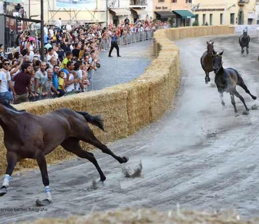 Weekend nella Tuscia: palio in notturna a Ronciglione, Nelle terre del grechetto con calice e tracolla, festival, cinema all’aperto e musica corse a vuoto ronciglione foto enrico barbini week