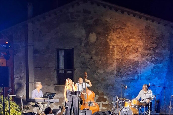 Alice Claire Ranieri, voce-Alessandro Bravo-Enrico Mianulli, basso-Claudio Giovannini, batteria