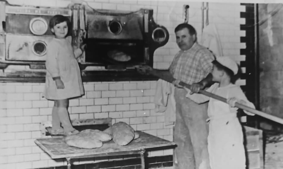 Anno 1956, una foto storica del panificio con nonno Placido Oddo