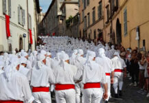 Macchina di Santa Rosa 2026, i 170 facchini protagonisti del Trasporto di Dies Natalis Facchini sulla salita del santuario di Santa Rosa
