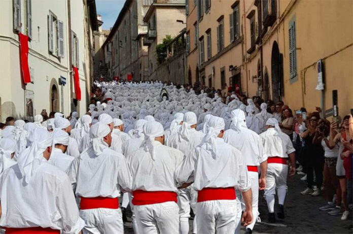 Facchini sulla salita del santuario di Santa Rosa Facchini sulla salita del santuario di Santa Rosa