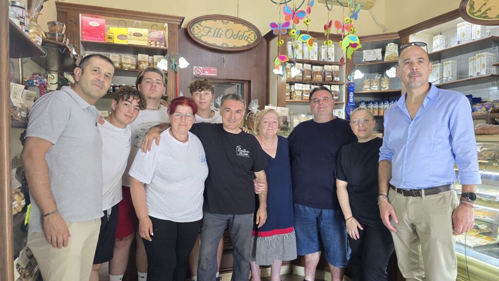 La famiglia Oddo con il segretario Cna Attilio Lupidi (a destra) e il responsabile di Cna agroalimentare Luca Fanelli (a sinistra)