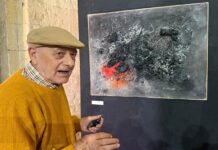 Marcello illustra il quadro Amazzonia alla mostra SACRA_ECOLOGIA DENTRO Tarquinia 2025