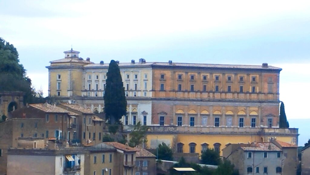Palazzo Farnese, veduta d'insieme, le distinte stesure d'intonaco sui prospetti