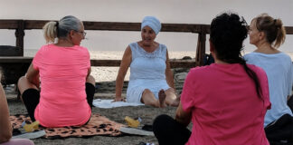 Il mare come luogo di connessione, a Tarquinia yoga e meditazione guidata da Siri Kartar per il “Saluto al tramonto” Saluto al tramonto-yoga a tarquinia
