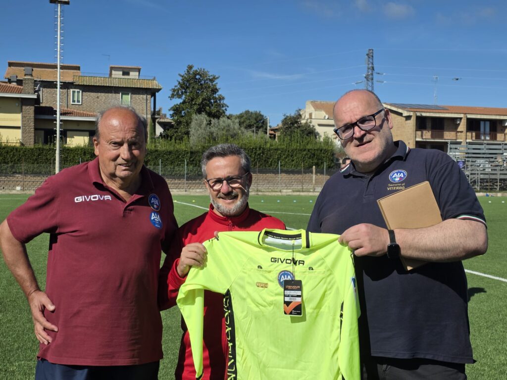 Gasbarri e Mariani consegnano la maglia a un dirigente del Fabrica di Roma