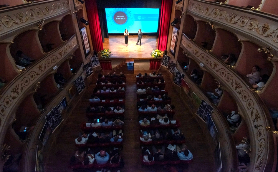 Il teatro Boni gremito