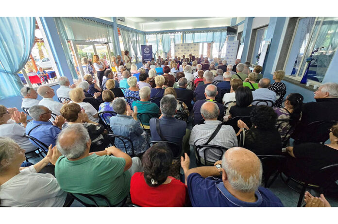 La sala gremita copia La sala gremita copia
