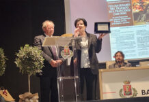 Tecchiana 2026, riconoscimento all’Ispettore del Mic Felice Orlandini per l’opera di recupero dei beni culturali di Bagnoregio e della Tuscia L'Ispettore Orlandini premiato dalla professoressa Luciana Vergaro