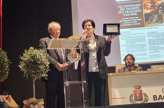 L'Ispettore Orlandini premiato dalla professoressa Luciana Vergaro