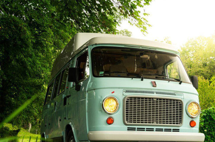 brevi opere liriche inedite a bordo di un bus d'epoca